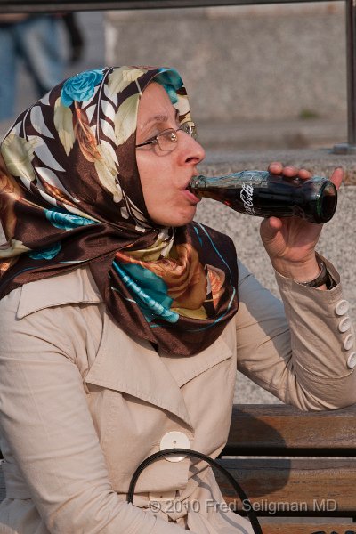 20100403_171212 D300.jpg - Lady drinking a coke